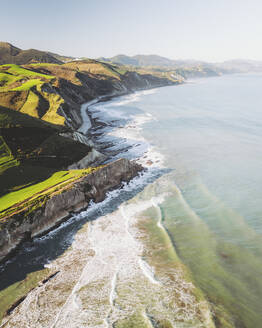 Luftaufnahme des Strandes von Zumaia und seiner Gesteinsschichten, Zumaia, spanisches Baskenland, Spanien. - AAEF26760