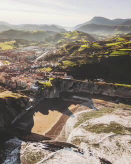 Luftaufnahme des Strandes von Zumaia und seiner Gesteinsschichten, Zumaia, spanisches Baskenland, Spanien. - AAEF26761