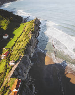 Luftaufnahme des Strandes von Zumaia und seiner Gesteinsschichten, Zumaia, spanisches Baskenland, Spanien. - AAEF26764