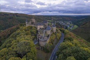 Drohnenansicht der Burg Bourscheid auf einem Waldhügel mit Panoramablick in Luxemburg. - AAEF26769