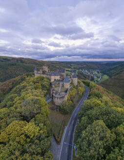 Drohnenansicht der Burg Bourscheid auf einem Waldhügel mit Panoramablick in Luxemburg. - AAEF26770