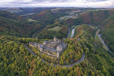 Drohnenansicht der Burg Bourscheid auf einem Waldhügel mit Panoramablick in Luxemburg. - AAEF26771