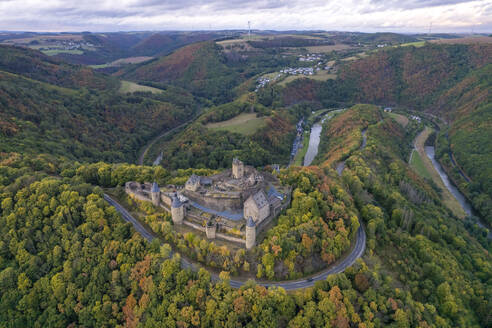 Drohnenansicht der Burg Bourscheid auf einem Waldhügel mit Panoramablick in Luxemburg. - AAEF26771