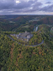 Drohnenansicht der Burg Bourscheid auf einem Waldhügel mit Panoramablick in Luxemburg. - AAEF26772