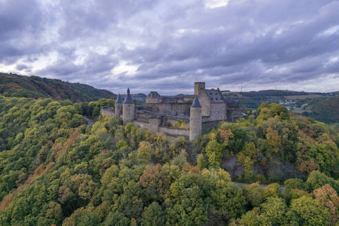 Drohnenansicht der Burg Bourscheid auf einem Waldhügel mit Panoramablick in Luxemburg. - AAEF26773
