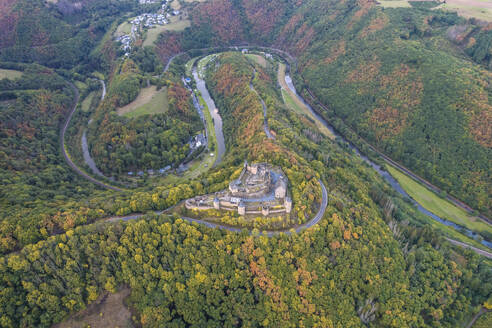 Drohnenansicht der Burg Bourscheid auf einem Waldhügel mit Panoramablick in Luxemburg. - AAEF26774
