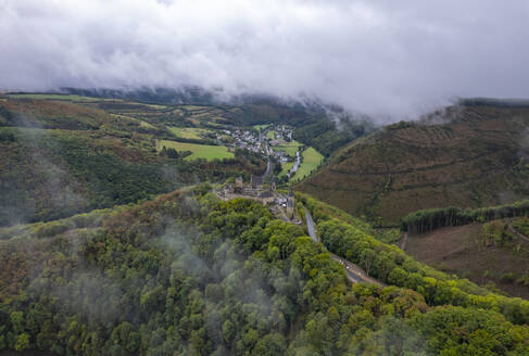 Drohnenansicht der Burg Bourscheid auf einem Waldhügel mit Panoramablick in Luxemburg. - AAEF26775