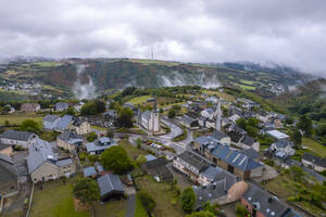 Drohnenansicht des Dorfes Bourscheid auf dem Lande in Luxemburg an einem bewölkten Tag. - AAEF26776
