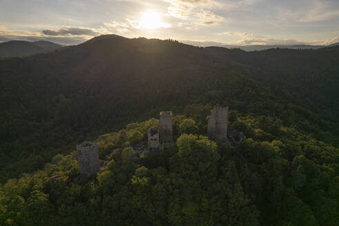 Drohnenaufnahme der drei Schlösser von Eguisheim inmitten grüner Natur, Husseren les Châteaux, Haut Rhin, Frankreich. - AAEF26777