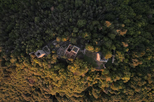 Drohnenaufnahme der drei Schlösser von Eguisheim inmitten grüner Natur, Husseren les Châteaux, Haut Rhin, Frankreich. - AAEF26781