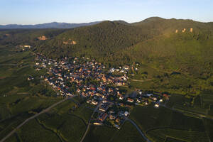 Drohnenaufnahme des Dorfes Eguisheim bei Sonnenaufgang in der Provinz Elsass, Frankreich. - AAEF26784