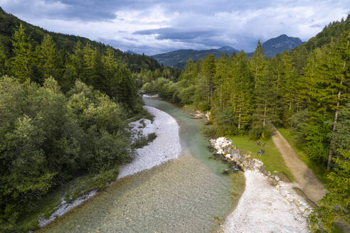 Drohnenaufnahme des smaragdblauen Bluntausees, Golling an der Salzach, Salzburg, Österreich. - AAEF26788