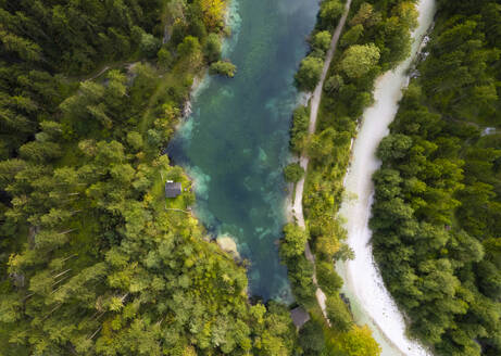 Luftaufnahme einer Drohne vom smaragdblauen Bluntausee, Golling an der Salzach, Salzburg, Österreich. - AAEF26790