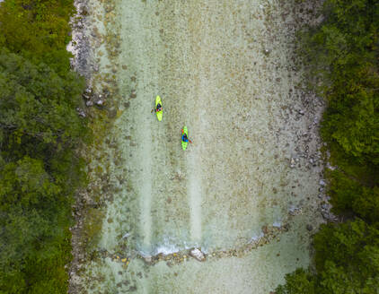 Luftaufnahme einer Drohne von oben auf das grüne Kajak im Soca-Tal, Soca, Bovec, Slowenien. - AAEF26797