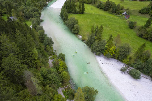 Drohnenansicht eines grünen Kajaks im Soca-Tal, Soca, Bovec, Slowenien, aus der Luft. - AAEF26798