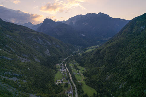 Drohnenansicht des Flusses Soca im Soca-Tal, Soca, Bovec, Slowenien. - AAEF26799