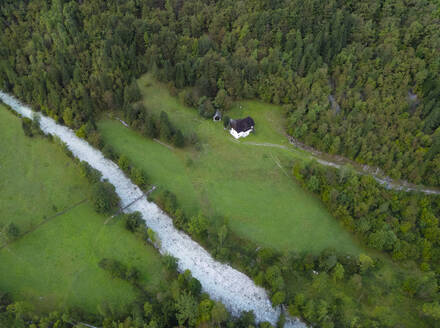 Drohnenansicht des Flusses Soca im Soca-Tal, Soca, Bovec, Slowenien. - AAEF26800