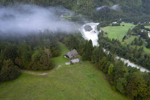 Drohnenansicht des Flusses Soca im Soca-Tal, Soca, Bovec, Slowenien. - AAEF26802