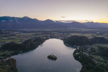 Luftaufnahme einer Kirche auf einer kleinen Insel in der Mitte des Bleder Sees, Slowenien. - AAEF26804