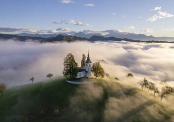Luftaufnahme der wunderschönen Bergkirche Sveti Tomaz (St. Thomas) in Skofja loka, Slowenien, per Drohne. - AAEF26811