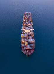 Luftaufnahme einer Drohne von einem Containerschiff, das im tiefblauen Meer fährt, Adria, Izola, Slowenien. - AAEF26818