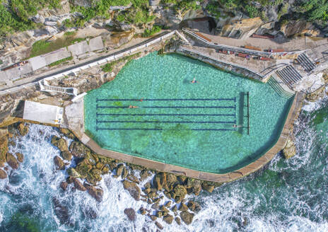 Luftaufnahme einer Drohne vom Bronte Beach Pool in Sydney, Australien. - AAEF26823