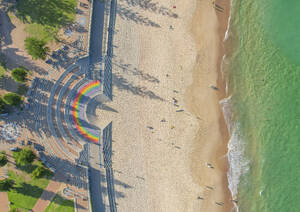 Luftaufnahme einer Drohne vom Coogee Beach in Sydney, Australien. - AAEF26825