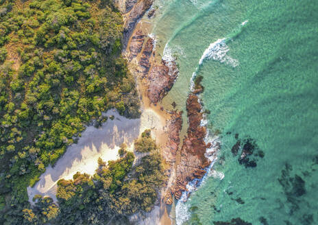 Luftaufnahme einer Drohne von Deadman's Beach auf North Stradbroke Island vor Brisbane im australischen Bundesstaat Queensland. - AAEF26829