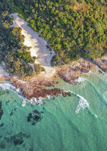 Luftaufnahme einer Drohne von Deadman's Beach auf North Stradbroke Island vor Brisbane im australischen Bundesstaat Queensland. - AAEF26830