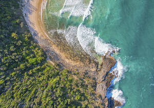 Luftaufnahme einer Drohne vom Strand der Alexandria Bay im Herzen des Noosa National Park im Bundesstaat Queensland, Australien. - AAEF26831