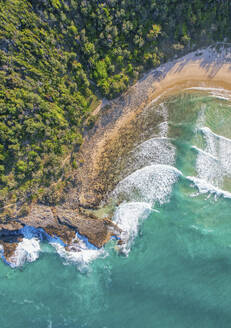 Luftaufnahme einer Drohne vom Strand der Alexandria Bay im Herzen des Noosa National Park im Bundesstaat Queensland, Australien. - AAEF26832