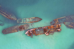 Drohnenansicht der Tangalooma-Wracks vor Moreton Island in der Nähe von Brisbane, Australien. - AAEF26837