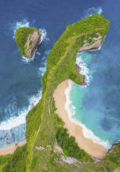 Luftaufnahme einer Drohne vom Kelingking Beach in der Nähe von Klungkung auf der Insel Nusa Penida vor der Küste Balis, Indonesien. - AAEF26842