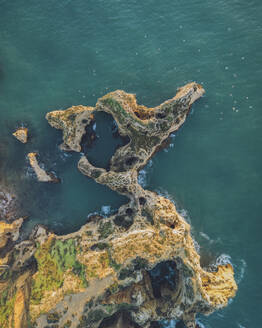 Luftaufnahme der Felsformation Ponta da Piedade an der Küste der Algarve, Portugal. - AAEF26844