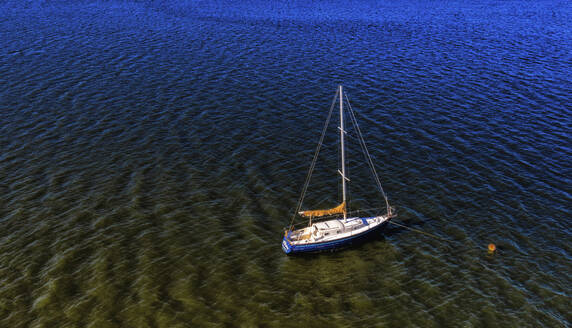 Aerial view of a sailboat moored in the Indian River Lagoon, Sebastian, Florida, United States. - AAEF27194