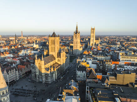 Luftaufnahme der Sint Niklaaskerk (Sankt-Nikolaus-Kirche) im alten Stadtzentrum von Gent, Gent, Ostflandern, Belgien. - AAEF27247