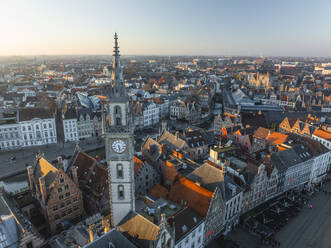 Luftaufnahme des Uhrenturms Gildenhuis van de Vrije Schippers in der Innenstadt von Gent, Gent, Ostflandern, Belgien. - AAEF27249
