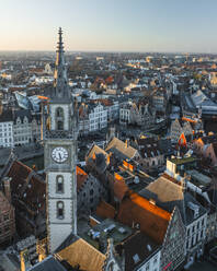 Luftaufnahme des Uhrenturms Gildenhuis van de Vrije Schippers in der Innenstadt von Gent, Gent, Ostflandern, Belgien. - AAEF27250