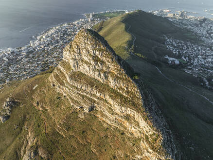 Luftaufnahme des Signal Hill Nature Reserve (Lion's Rump), eines markanten flachen Hügels an der Atlantikküste, Kapstadt, Westkap, Südafrika. - AAEF27286