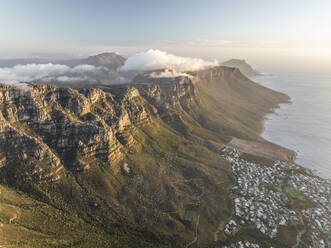 Luftaufnahme von Kloof Corner Ridge, Kapstadt, Westkap, Südafrika. - AAEF27290