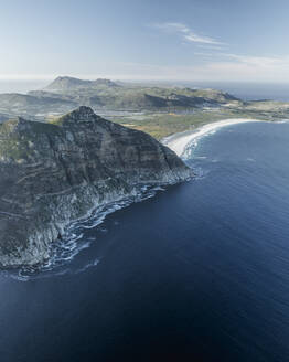 Luftaufnahme von Chapman Peak mit Noordhoek Beach entlang der Küstenlinie an der Hout Bay, Cape Peninsula National Park, Kapstadt, Westkap, Südafrika. - AAEF27296