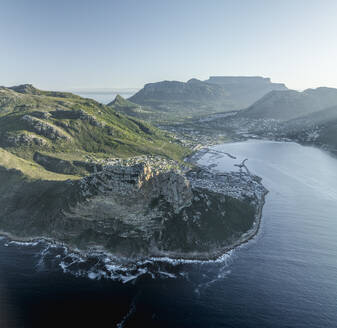 Luftaufnahme von Hout Bay entlang der Küstenlinie, Kapstadt, Westkap, Südafrika. - AAEF27297