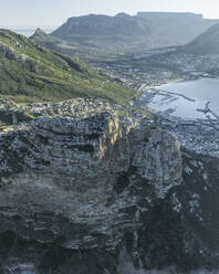 Luftaufnahme des Sentinel Peak entlang der Hout Bay, Kapstadt, Westkap, Südafrika. - AAEF27298