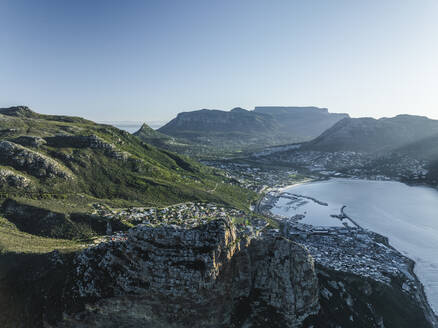 Luftaufnahme des Sentinel Peak entlang der Hout Bay, Kapstadt, Westkap, Südafrika. - AAEF27299