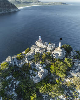 Luftaufnahme einer Person auf dem Sentinel Peak entlang der Hout Bay, Kapstadt, Westkap, Südafrika. - AAEF27302