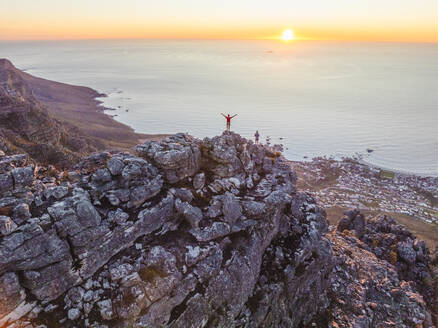 Luftaufnahme einer Person auf dem Gipfel des Tafelbergs bei Sonnenuntergang, Kapstadt, Westkap, Südafrika. - AAEF27311