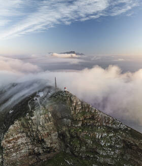 Luftaufnahme des alten Cape Point-Leuchtturms im Cape Point Nature Reserve Park mit tief hängenden Wolken auf dem Bergkamm, Kapstadt, Westkap, Südafrika. - AAEF27315