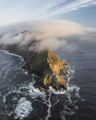 Luftaufnahme des alten Cape Point-Leuchtturms im Cape Point Nature Reserve Park mit tief hängenden Wolken auf dem Bergkamm, Kap der Guten Hoffnung, Kapstadt, Westkap, Südafrika. - AAEF27317