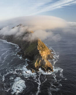 Luftaufnahme des alten Cape Point-Leuchtturms im Cape Point Nature Reserve Park mit tief hängenden Wolken auf dem Bergkamm, Kap der Guten Hoffnung, Kapstadt, Westkap, Südafrika. - AAEF27317