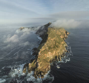 Luftaufnahme des alten Cape Point-Leuchtturms im Cape Point Nature Reserve Park mit tief hängenden Wolken auf dem Bergkamm, Kap der Guten Hoffnung, Kapstadt, Westkap, Südafrika. - AAEF27322